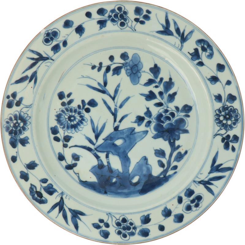 Een porseleinen bord met floraal bloemendecor. China, Qinglong.