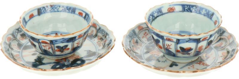 Een set van twee porseleinen kop en schotels met Imari decor. China, 18e eeuw.