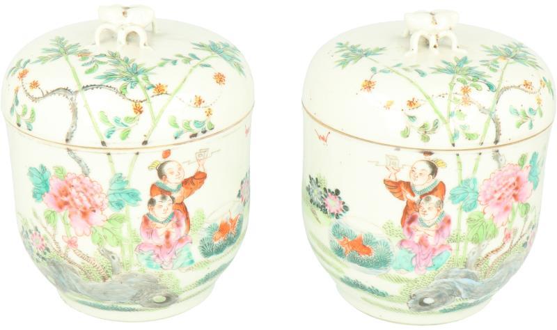 Een set porseleinen dekselpotten met decor van Chinese figuren in landschap. China, eind 19e eeuw.