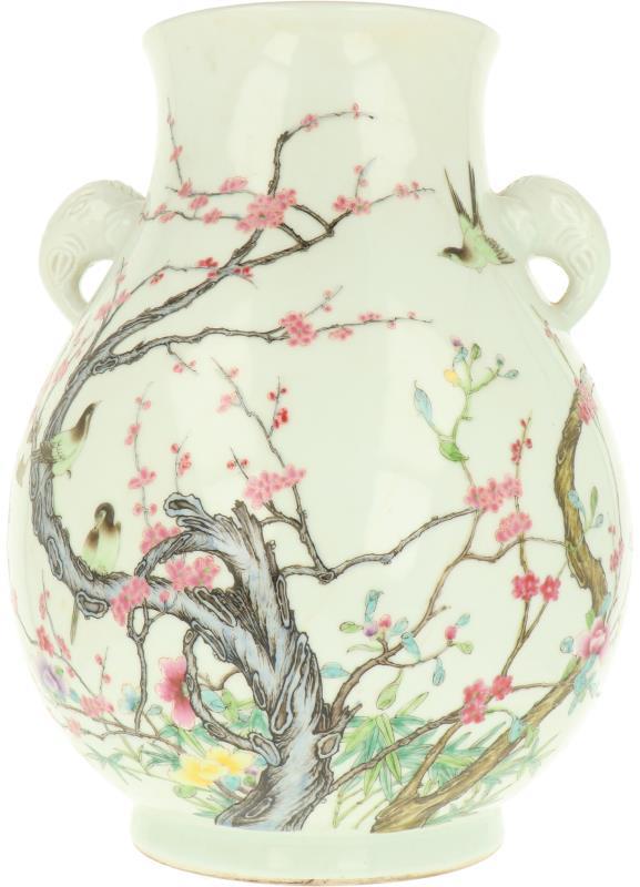 Een porseleinen "Hu" vaas met famille rose decor. China, eind 20e eeuw.