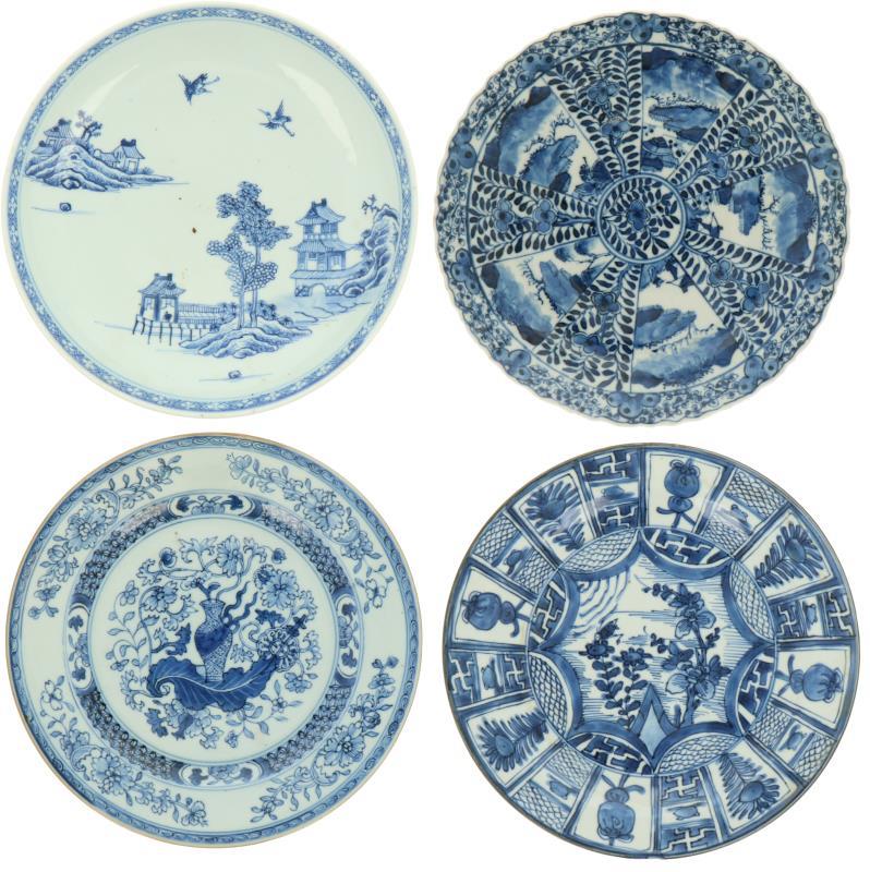 Een lot van vier porseleinen borden met diversen decoren w.o. bloemen en landschaps decor. China, 18e en 19e eeuw.