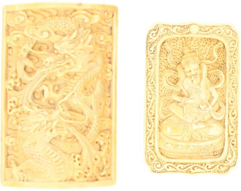 Een lot van twee ivoren plaquette's w.o één met draken decor. China, eind 19e eeuw.