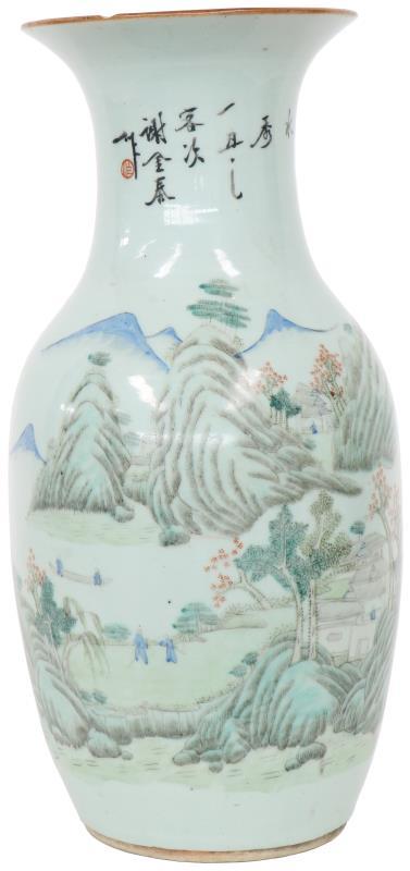 Een porseleinen balustervaas met landschaps decor. China, ca. 1900.