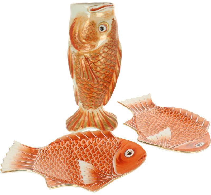 Een lot porselein bestaande uit twee schalen en één vaas in de vorm van een goudvis/karper. China, eind 20e eeuw.