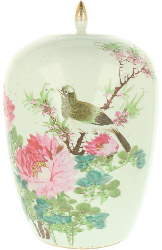 Een porseleinen voorraadpot met floraal decor. China, ca. 1900.