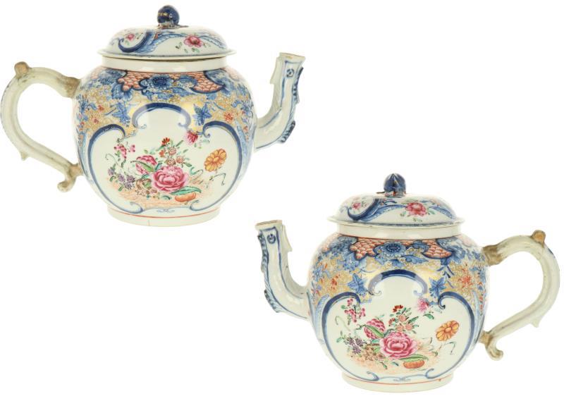 Een set van twee grote porseleinen theepotten met famille rose decor. China, 18e eeuw.
