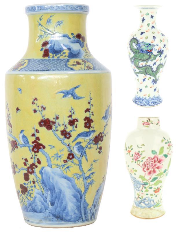Een lot van drie porseleinen vazen met polychroom decor. China, eind 19e en eind 20e eeuw.