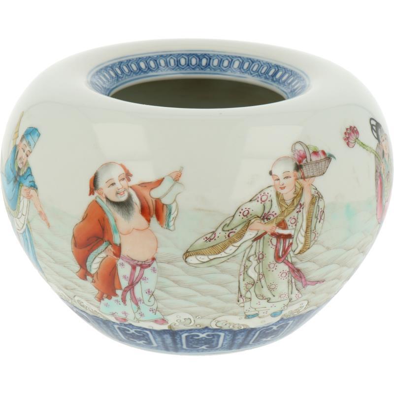 Een porseleinen pot beschilderd met de acht onsterfelijkheden, gemerkt Qianlong. China, eind 20e eeuw.