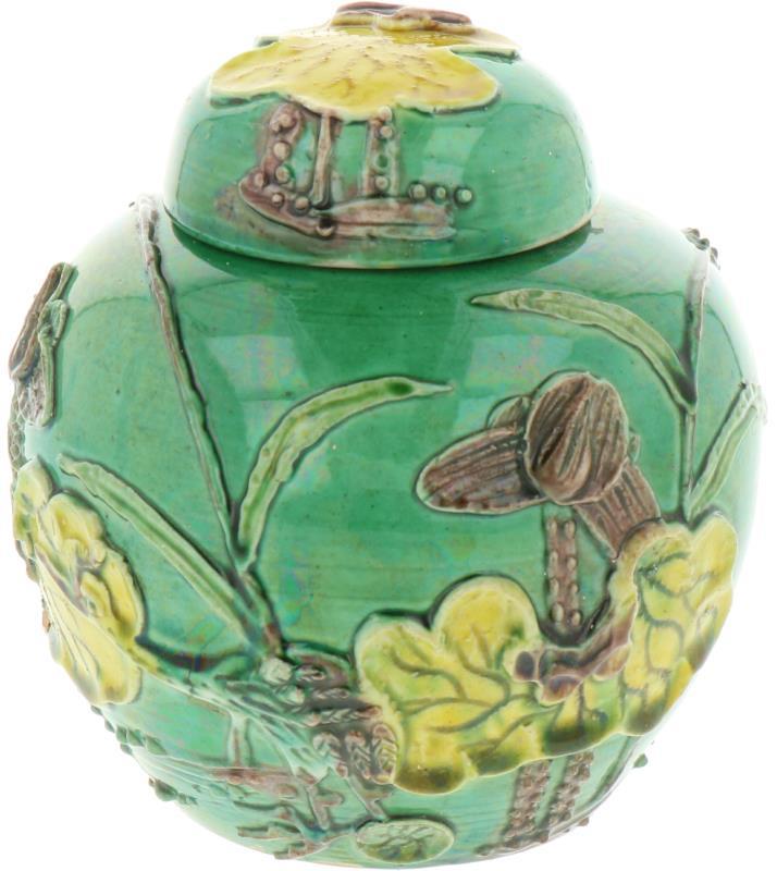 Een Sancai gemberpot met lotus decor. China, 20e eeuw.