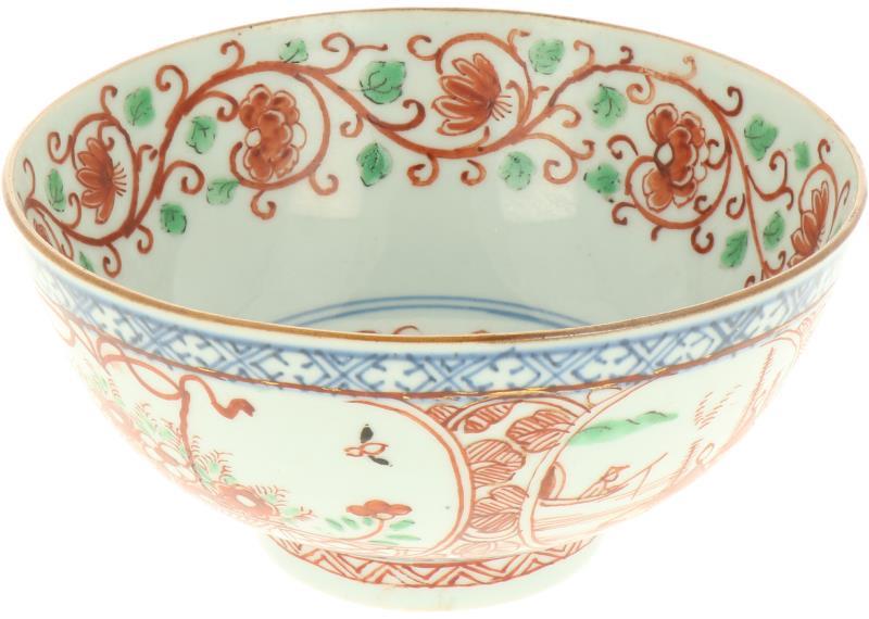 Een porseleinen kom met Amsterdams bont decor. China, 18e eeuw.