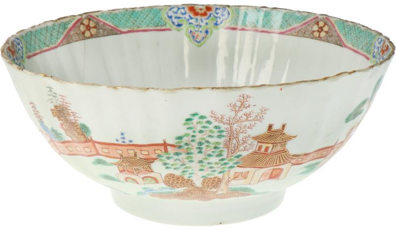 Een porseleinen kom met floraal landschaps decor. China, 18e eeuw.