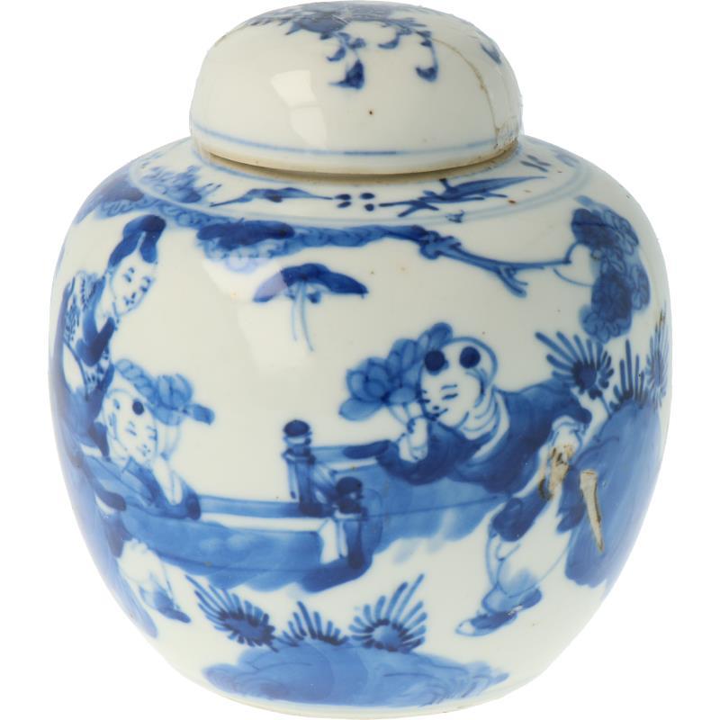 Een Chinese gemberpot met afgebeeld spelende zotjes en lange lijs. China, 18e / 19e eeuw.