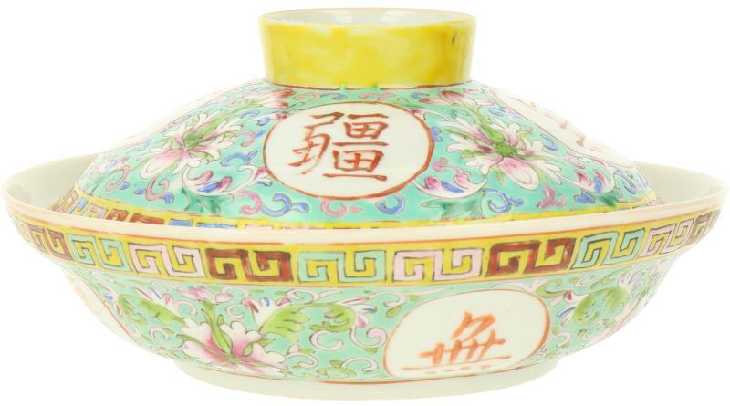 Een porseleinen dekselschaal met polychroom decor. China, 20e eeuw.