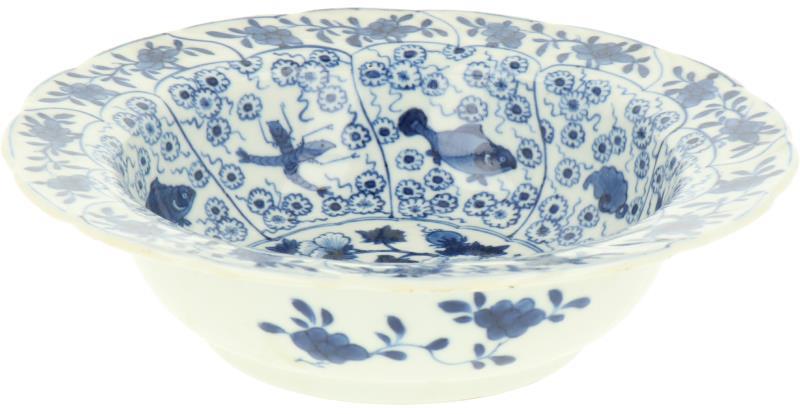 Een porseleinen kom met bloem-, en vissendecor. China, 19e eeuw.