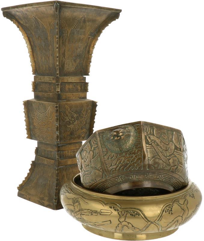 Een lot van drie bronzen objecten w.o. één "Gu" vaas. China, 20e eeuw.