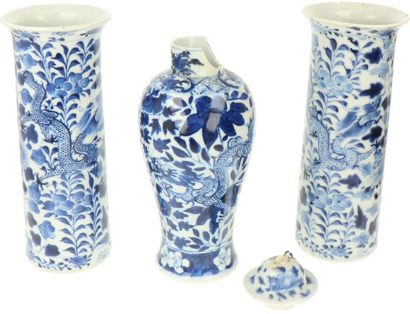 Een porseleinen kaststel met drakendecor. China, 19e eeuw.