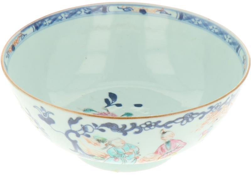 Een porseleinen kom met Chinese figuren. China, 18e eeuw.
