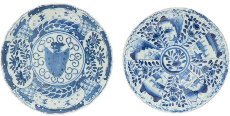 Een lot van twee Chinese bordjes met floraal decor. China, Kangxi.