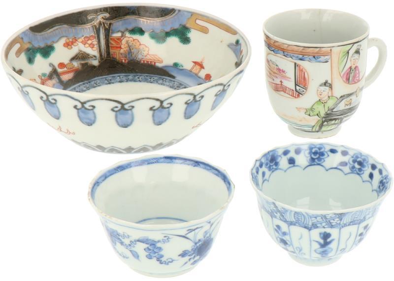 Een lot divers porselein met o.a één kopje met Mandarin decor. China, 18e en 19e eeuw.