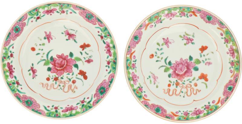 Een set twee porseleinen borden met famille rose decor. China, 18e eeuw.