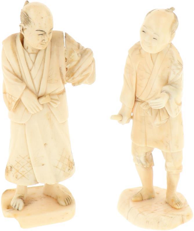 Een tweetal Okimono ivoren figuren. Japan, eind 19e eeuw.