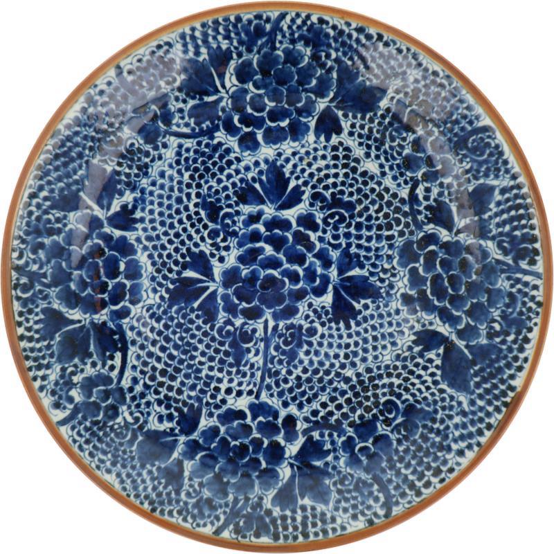Een porseleinen schotel met floraal decor. China, 19/20e eeuw.
