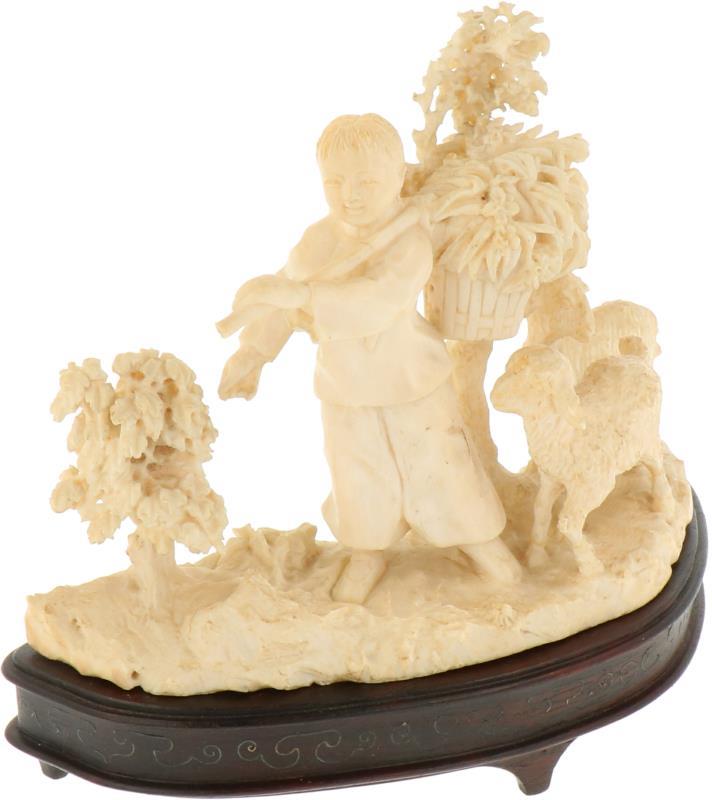 Een ivoren sculptuur van een Chinees meisje en twee geitjes incl. sokkel. China 19e eeuw.