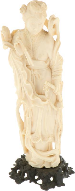 Een ivoren figuur in de vorm van Chinese vrouw incl. sokkel, Quanyin. China, 19e eeuw