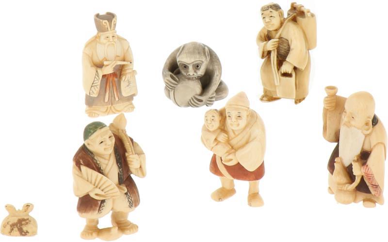 Een lot van zes ivoren Netsuke's. Japan, begin 20e eeuw.