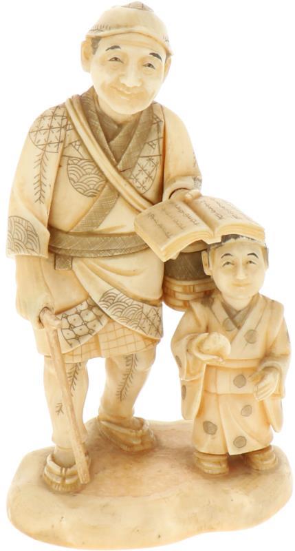 Een ivoren Okimono sculptuur van een man en kind. Japan, begin 20e eeuw.