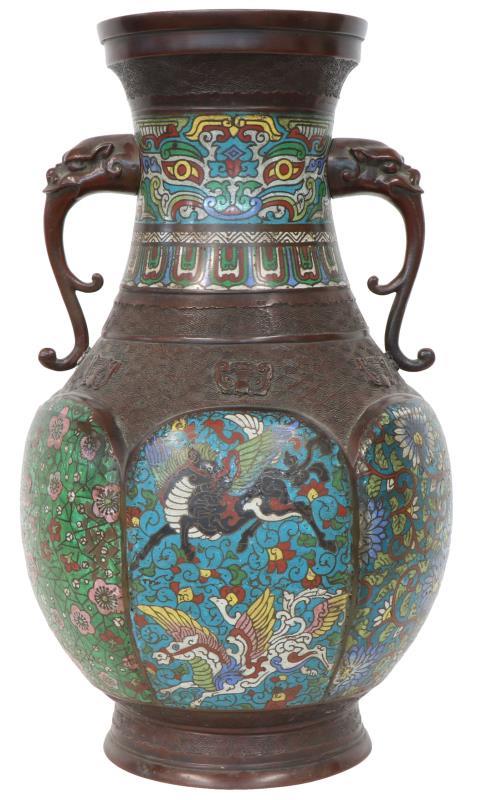 Een grote Chinese Cloisonné vaas met voorstelling van Chimera. Gemerkt met karaktermerk. Eerste helft 19e eeuw.