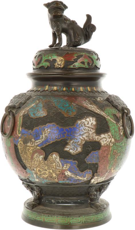 Een Chinese Cloisonné wierrookbrander gedecoreerd met mythologische figuren. Gemerkt met karaktermerk. Eerste helft 19e eeuw.