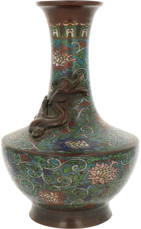 Een Chinese Cloisonné vaas gedecoreerd bloemmotieven en met los gegoten draken. Gemerkt met Chinees karaktermerk. 
