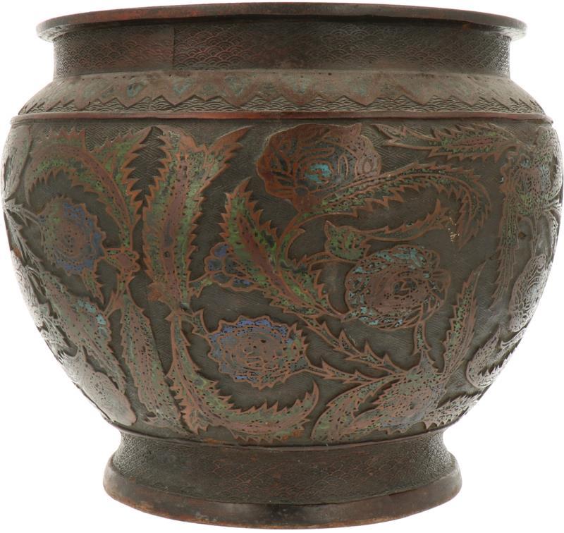 Een Chinese Cloisonné pot / cachepot gedecoreerd met florale motieven. 19e eeuw.