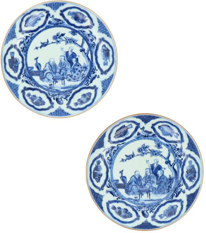 Een set van twee porseleinen borden met decor van de vier doktoren. China, Yongzheng/Qianlong.