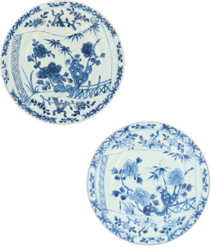 Een set van twee porseleinen borden met floraal decor. China, Qianglong.