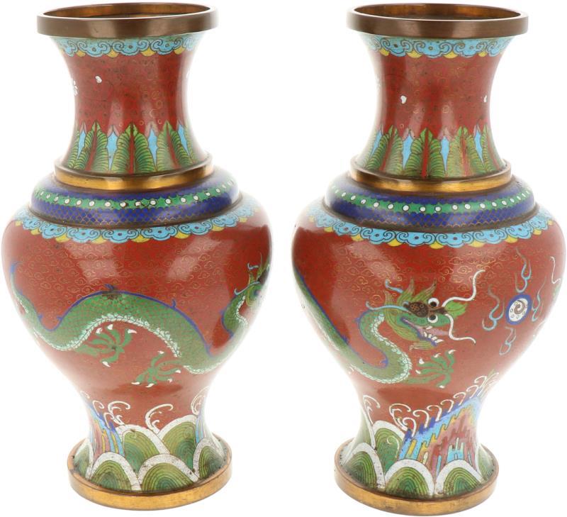 Een set van twee cloisonne vazen. China, 20e eeuw.