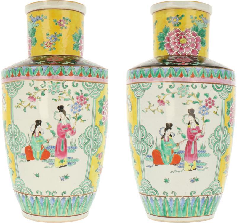 Een set van twee porseleinen vazen met floraal decor. Japan, 20e eeuw.