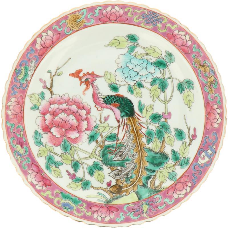Een porseleinen bord met Famille rose decor van feniksen en pioenrozen, Straits of Peranakan. China, 19e eeuw.