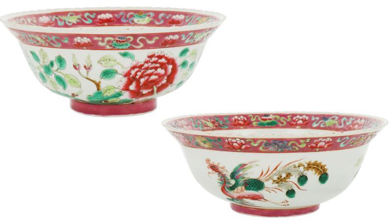 Een set van twee porseleinen kommen met Famille rose decor van feniksen en pioenrozen, straits of Peranakan. China, 19e eeuw.