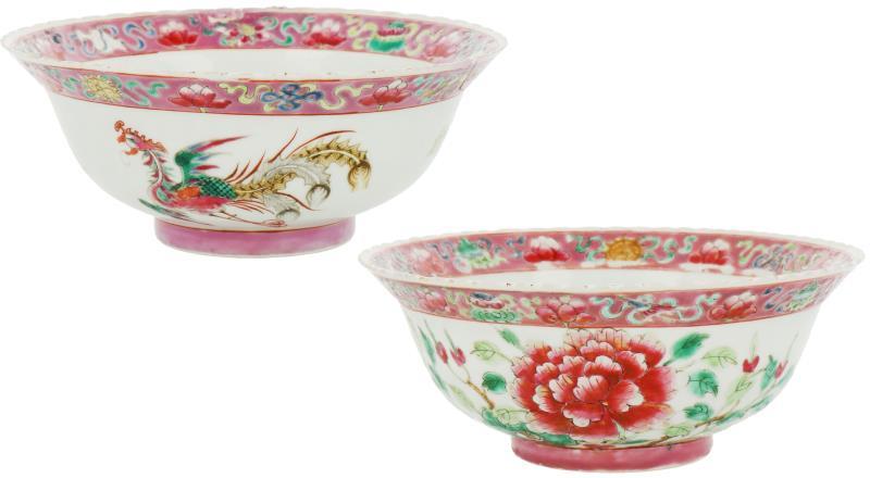 Een set van twee porseleinen kommen met Famille rose decor van feniksen en pioenrozen, straits of Peranakan. China, 19e eeuw.