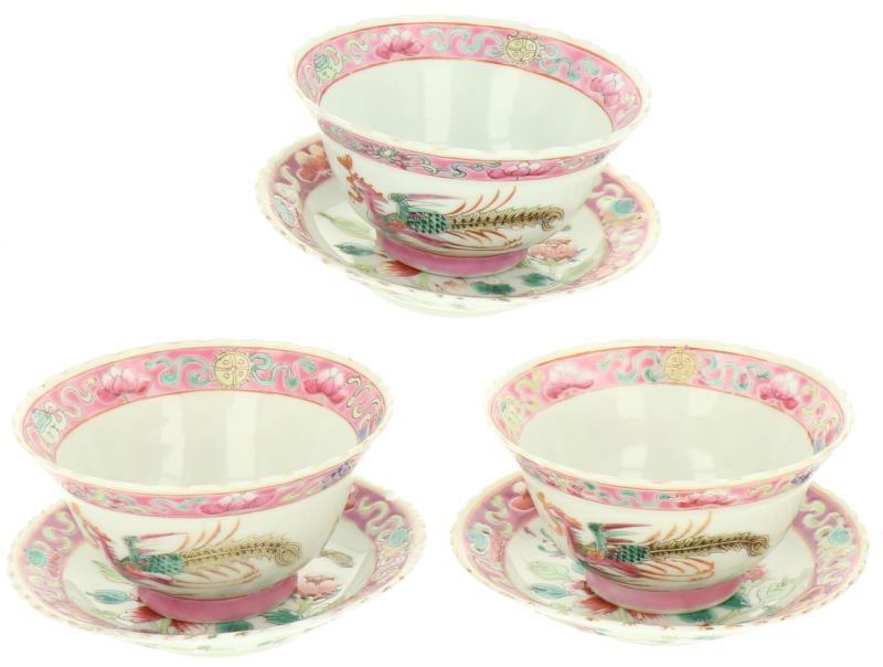 Een set van 3 porseleinen Famille rose Straits of Peranakan kop en schotels met feniksen en pioenrozen. China, 19e eeuw.