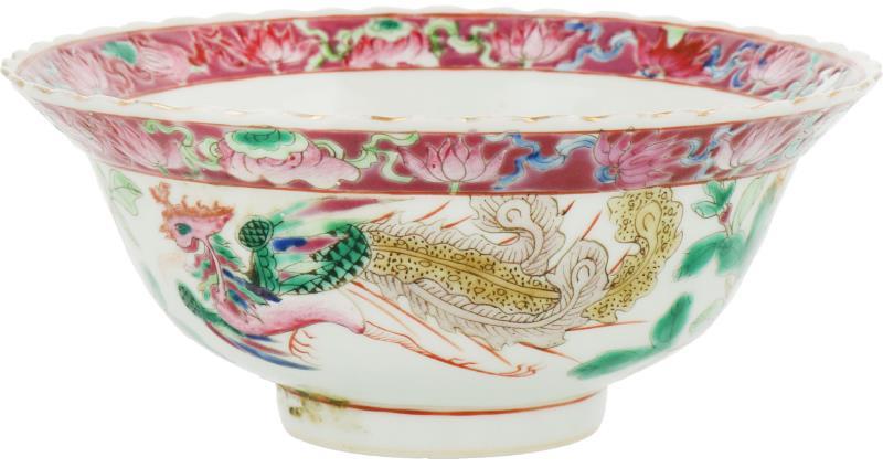 Een porseleinen kom met Famille rose Straits of Peranakan decor van onder anderen feniksen en pioenrozen. China, 19e eeuw.