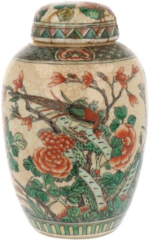 Een porseleinen dekselpot met Famille rose decor. China, circa 1900.