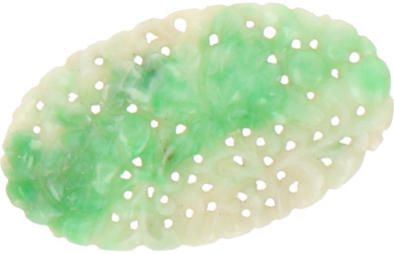 Een groen/witte jadeite plaque bewerkt met onder andere vlinders. China, 19e/20e eeuw. 