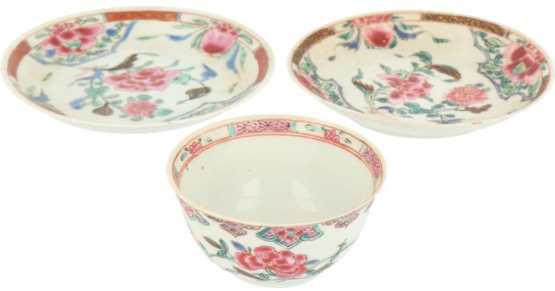 Een lot van een porseleinen kopje en twee schoteltjes met floraal Famille rose decor. China, Qianglong.