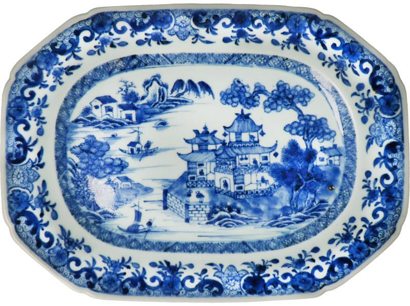 Een porseleinen schaal met blauw decor van het zomerpaleis. China, Qianglong.