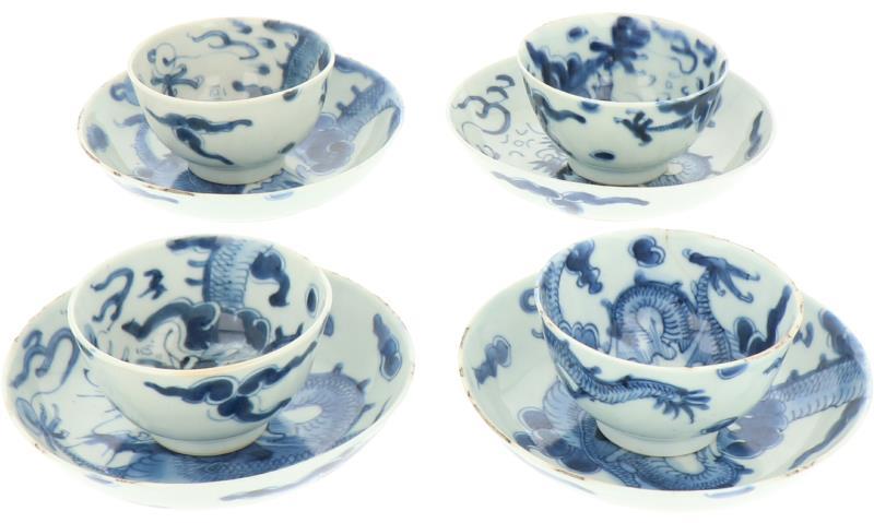 Een set van 4 porseleinen kop en schotels met blauw decor van draken. China, 18e eeuw.