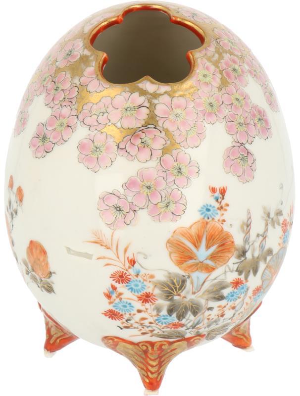 Een porseleinen ei in kutani decor, gemerkt. Japan, circa 1900.
