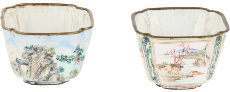 Een lot van twee emaille kopjes beschilderd met een landschap decor. China, circa 1900.